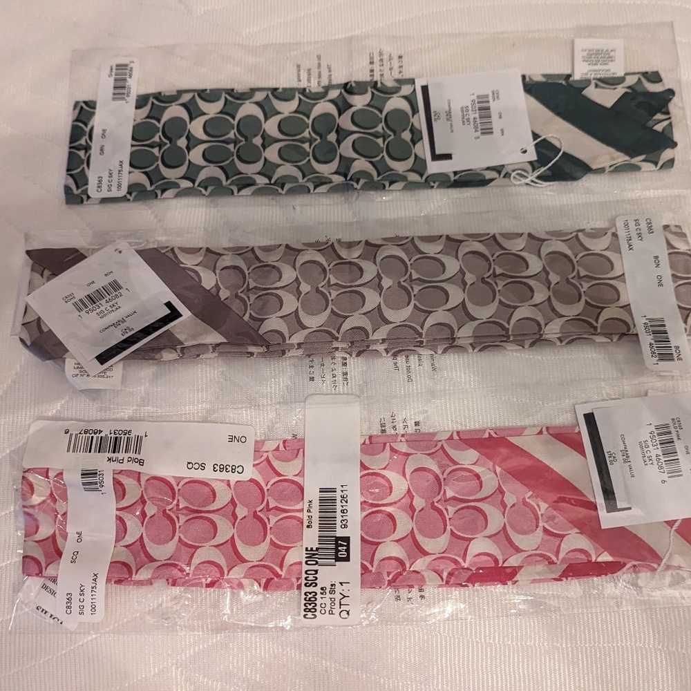 Coach 100% silk Signature Print skinny scarf - Picture 3 of 3